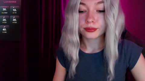 Snapshot of hey_nora_ chatting on December 17, 2024, 11:38 pm Nora online show from December 17, 2024, 11:38 pm