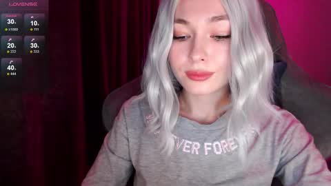 Snapshot of hey_nora_ chatting on October 17, 2025, 3:14 pm Nora online show from October 17, 2025, 3:14 pm