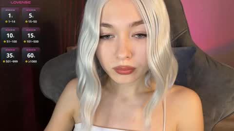 Snapshot of hey_nora_ chatting on June 3, 2026, 1:03 pm Nora online show from June 3, 2026, 1:03 pm