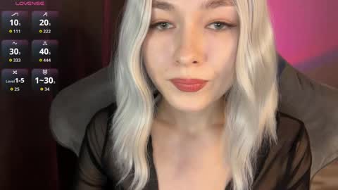 Snapshot of hey_nora_ chatting on June 5, 2026, 10:37 pm Nora online show from June 5, 2026, 10:37 pm
