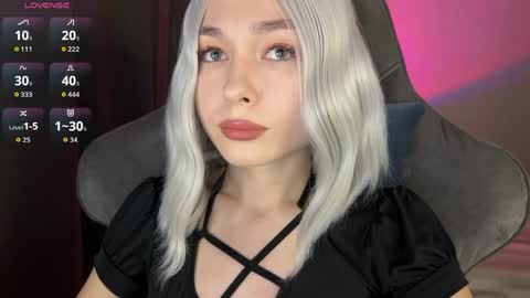 Snapshot of hey_nora_ chatting on June 10, 2026, 12:11 am Nora online show from June 10, 2026, 12:11 am