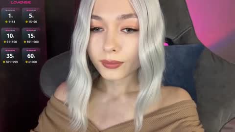 Snapshot of hey_nora_ chatting on June 15, 2026, 12:24 am Nora online show from June 15, 2026, 12:24 am