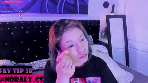 Snapshot of hey_noraly chatting on May 26, 2026, 3:24 am Noraly online show from May 26, 2026, 3:24 am