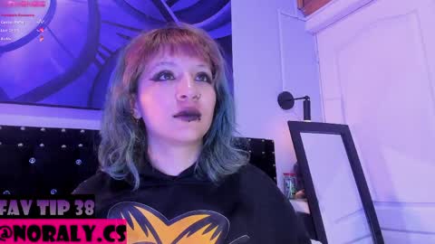 Snapshot of hey_noraly chatting on May 29, 2026, 5:49 am Noraly online show from May 29, 2026, 5:49 am