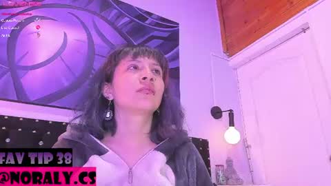 Snapshot of hey_noraly chatting on June 14, 2026, 4:03 am Noraly online show from June 14, 2026, 4:03 am