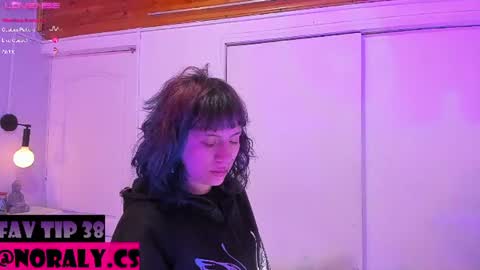 Snapshot of hey_noraly chatting on June 16, 2026, 4:04 am Noraly online show from June 16, 2026, 4:04 am
