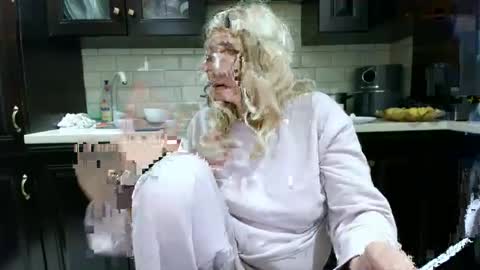 Snapshot of heyheygrey chatting on November 16, 2025, 3:28 pm Heyheygrey online show from November 16, 2025, 3:28 pm