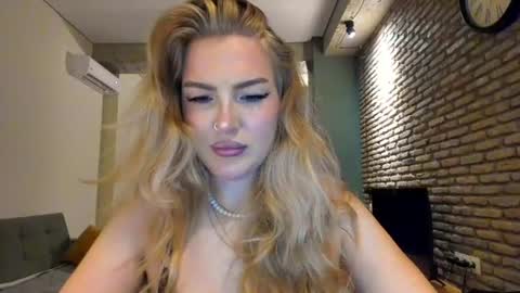 Snapshot of hi_lina chatting on July 3, 2026, 2:51 am Hi lina online show from July 3, 2026, 2:51 am