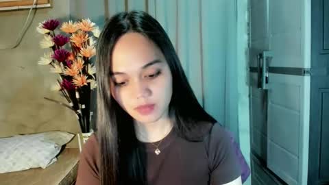 hilarymolly online show from April 30, 2026, 8:57 pm