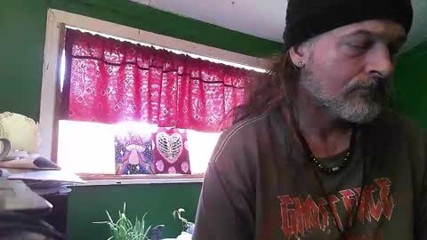 hippiedad333 online show from April 24, 2026, 8:55 pm
