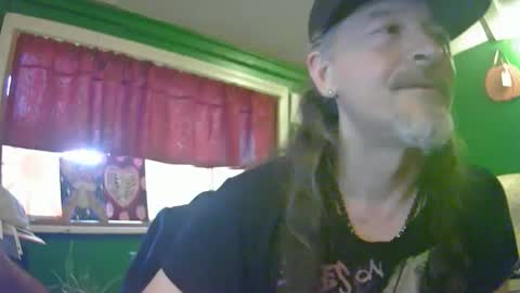 Snapshot of hippiedad333 chatting on June 5, 2026, 12:06 am hippiedad333 online show from June 5, 2026, 12:06 am