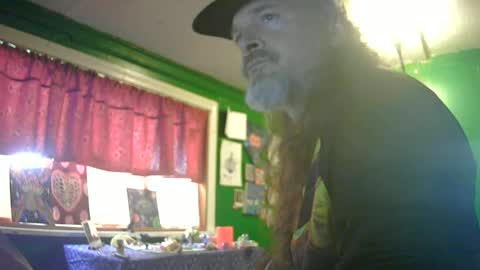 Snapshot of hippiedad333 chatting on June 18, 2026, 11:31 pm hippiedad333 online show from June 18, 2026, 11:31 pm
