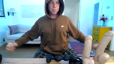 Snapshot of hippiezen chatting on May 10, 2026, 5:51 pm Hippie Jijm online show from May 10, 2026, 5:51 pm