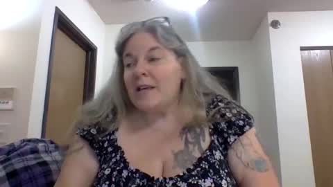 Snapshot of hippysnewhere chatting on April 29, 2026, 2:04 am hippysnewhere online show from April 29, 2026, 2:04 am