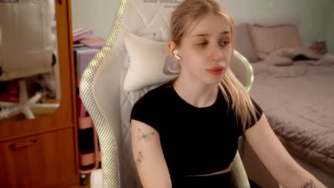Snapshot of ho1yh01e chatting on May 6, 2026, 6:02 pm Holly online show from May 6, 2026, 6:02 pm