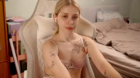 Snapshot of ho1yh01e chatting on June 2, 2026, 8:44 pm Holly online show from June 2, 2026, 8:44 pm