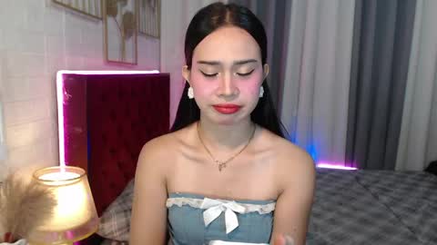 hoelymolly online show from April 28, 2026, 2:27 am