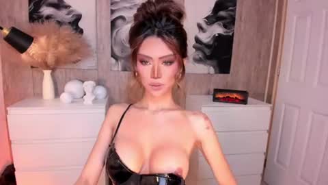 Snapshot of holee_laura chatting on June 27, 2026, 11:15 am Ms. Laura online show from June 27, 2026, 11:15 am