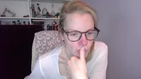 holly_bourbon online show from March 3, 2026, 8:37 pm