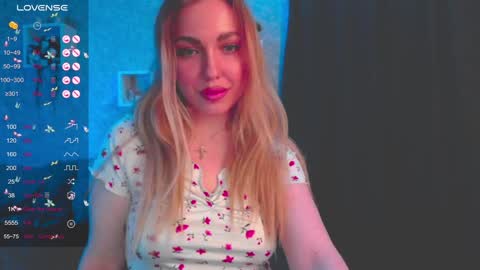 Snapshot of holly_molly8 chatting on January 21, 2025, 6:23 pm holly_molly8 online show from January 21, 2025, 6:23 pm
