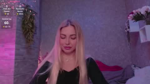 Snapshot of holly_molly8 chatting on October 16, 2025, 8:10 pm holly_molly8 online show from October 16, 2025, 8:10 pm