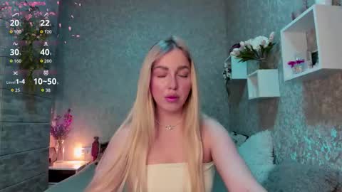 Snapshot of holly_molly8 chatting on October 25, 2025, 1:35 am holly_molly8 online show from October 25, 2025, 1:35 am