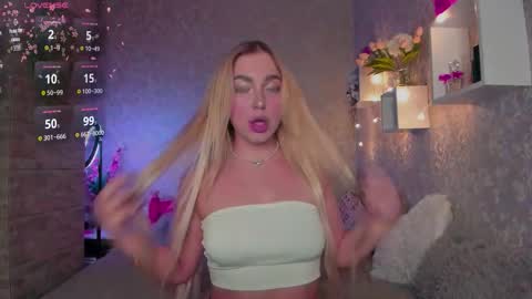 Snapshot of holly_molly8 chatting on November 25, 2025, 8:42 pm holly_molly8 online show from November 25, 2025, 8:42 pm