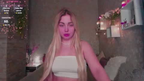holly_molly8 online show from January 12, 2026, 4:12 pm