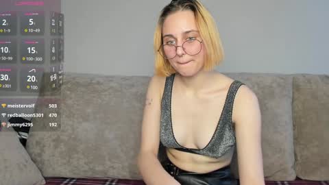 Snapshot of holly_pollyy chatting on January 2, 2025, 8:49 am Polly online show from January 2, 2025, 8:49 am