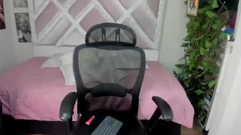 Snapshot of holly_rose69 chatting on June 19, 2026, 12:59 am Holly online show from June 19, 2026, 12:59 am
