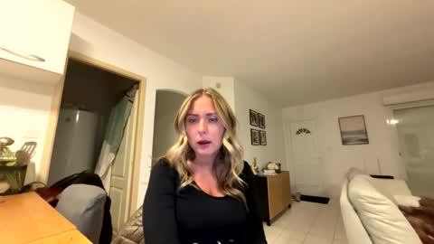 hollyandelon online show from February 17, 2026, 10:49 pm