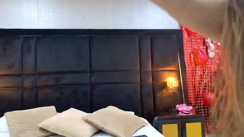 Holly online show from April 28, 2026, 7:52 pm