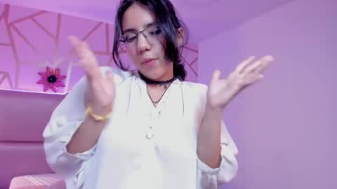 hollypeach_ online show from November 14, 2025, 9:30 am