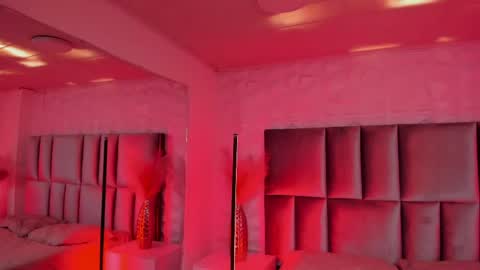 hollypeach_ online show from April 24, 2026, 8:00 pm