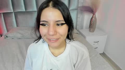 hollypeach_ online show from April 29, 2026, 7:31 pm