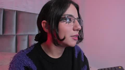Snapshot of hollypeach_ chatting on May 5, 2026, 8:17 pm hollypeach_ online show from May 5, 2026, 8:17 pm