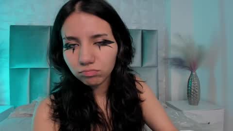 Snapshot of hollypeach_ chatting on May 19, 2026, 8:04 pm hollypeach_ online show from May 19, 2026, 8:04 pm