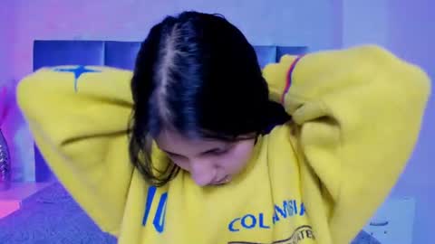Snapshot of hollypeach_ chatting on July 20, 2026, 8:22 pm hollypeach_ online show from July 20, 2026, 8:22 pm
