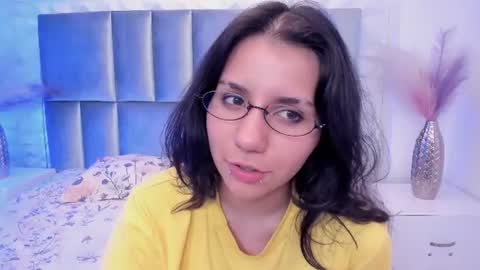 Snapshot of hollypeach_ chatting on July 28, 2026, 9:03 pm hollypeach_ online show from July 28, 2026, 9:03 pm