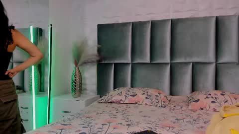 Snapshot of hollypeach_ chatting on July 29, 2026, 7:23 pm hollypeach_ online show from July 29, 2026, 7:23 pm