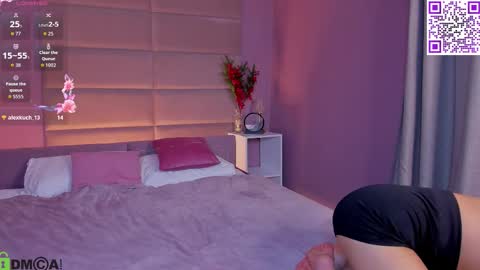 Snapshot of hollyray_ chatting on December 16, 2025, 1:32 am Holly online show from December 16, 2025, 1:32 am