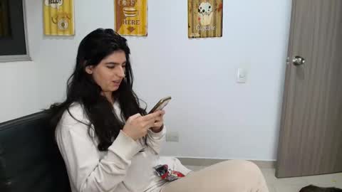 hollyshit_ online show from November 7, 2025, 1:05 am