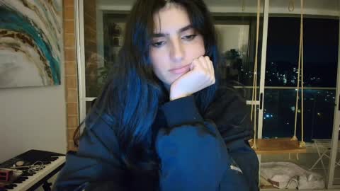 hollyshit_ online show from April 29, 2026, 2:37 am