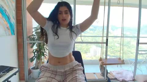 hollyshit_ online show from May 9, 2026, 3:28 pm