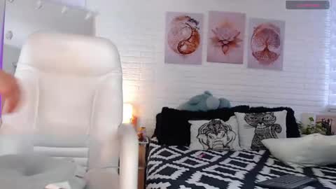 hollyt1 online show from April 16, 2026, 10:23 pm