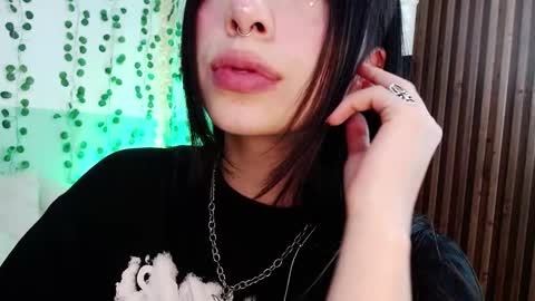 Snapshot of hollyxx_ chatting on December 31, 2024, 5:29 pm holly online show from December 31, 2024, 5:29 pm