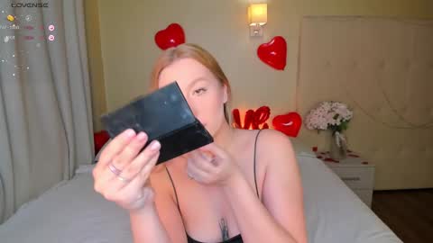 Snapshot of hollyylee chatting on February 16, 2025, 1:03 am Emma online show from February 16, 2025, 1:03 am