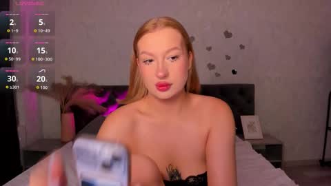 Snapshot of hollyylee chatting on September 30, 2025, 12:15 am Emma online show from September 30, 2025, 12:15 am