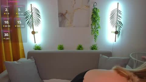 Snapshot of hollyylee chatting on October 27, 2025, 12:58 am Emma online show from October 27, 2025, 12:58 am