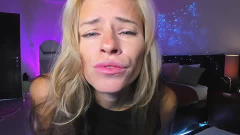 Snapshot of holy_khloe chatting on March 2, 2025, 1:26 am Kira Purrr online show from March 2, 2025, 1:26 am